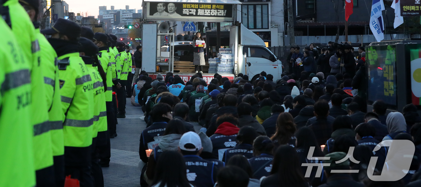 (전주=뉴스1) 유경석 기자 = 4일 전북자치도 전주시 전주객사 앞에서 열린 '윤석열 퇴진 비상 촛불집회'에서 참가자들이 윤석열 대통령 퇴진을 촉구하고 있다. 2024.12.4/뉴 …