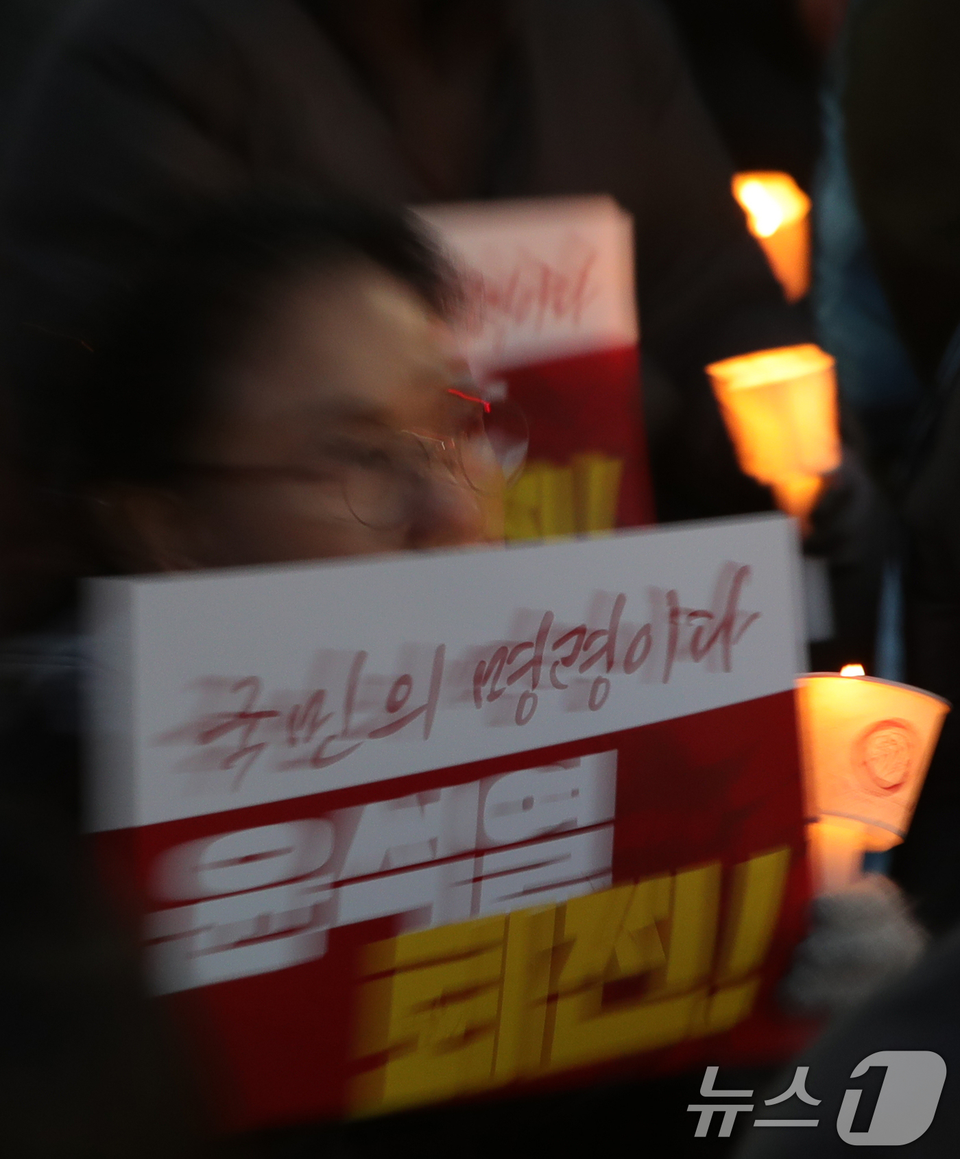 (전주=뉴스1) 유경석 기자 = 4일 전북자치도 전주시 전주객사 앞에서 열린 '윤석열 퇴진 비상 촛불집회'에서 참가자들이 윤석열 대통령 퇴진을 촉구하고 있다. 2024.12.4/뉴 …