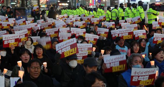 전북서 타오른 촛불…"아이들 위해서라도 윤 대통령 탄핵해야"