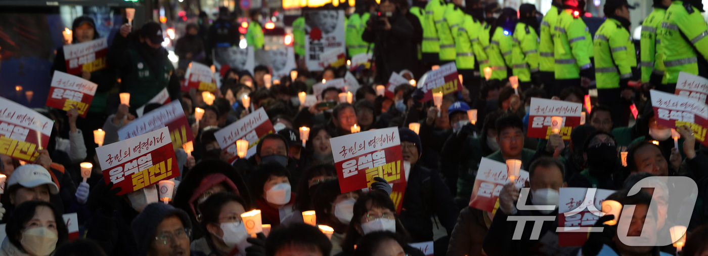 (전주=뉴스1) 유경석 기자 = 4일 전북자치도 전주시 전주객사 앞에서 열린 '윤석열 퇴진 비상 촛불집회'에서 참가자들이 윤석열 대통령 퇴진을 촉구하고 있다. 2024.12.4/뉴 …