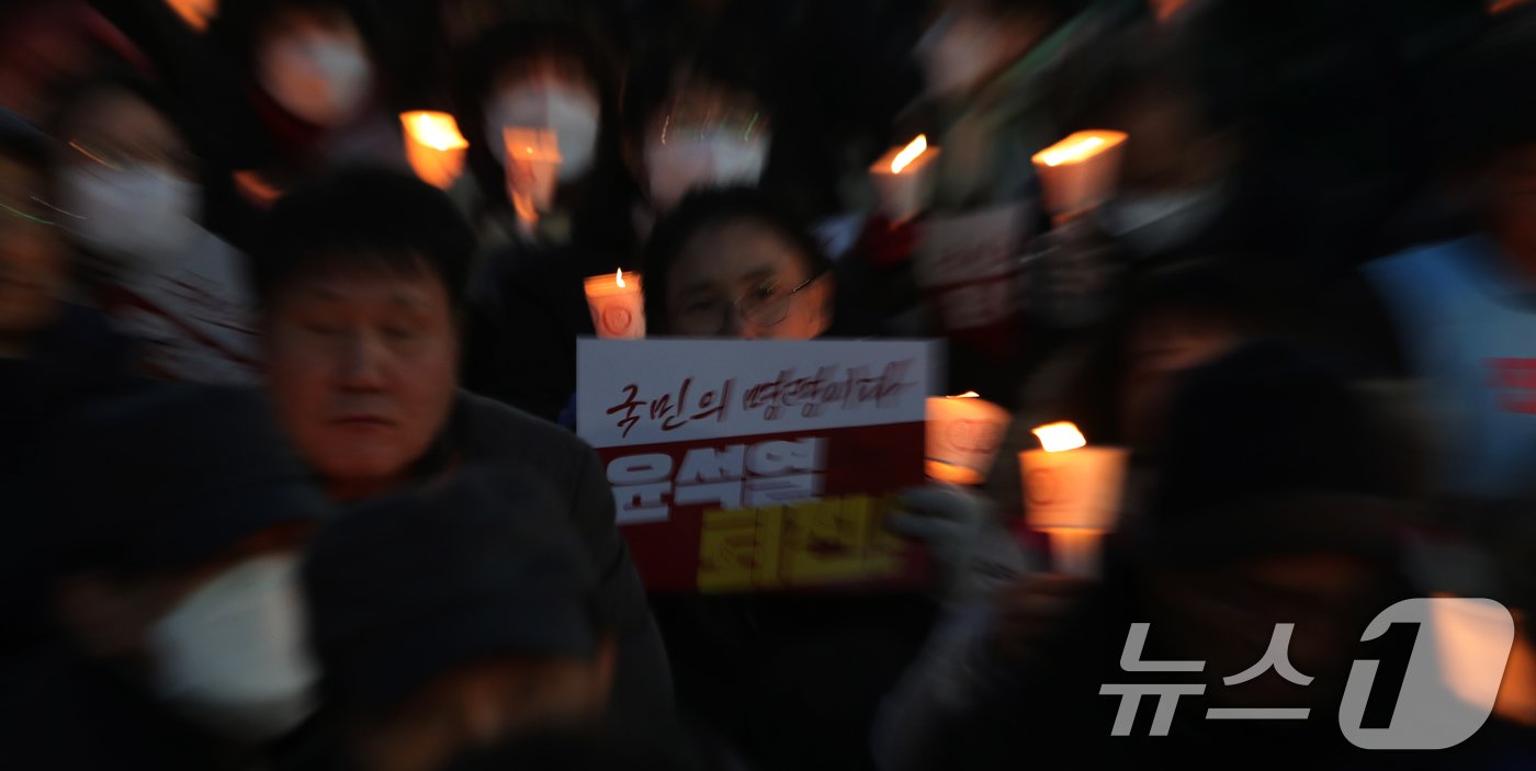 4일 전북자치도 전주시 전주객사 앞에서 열린 &#39;윤석열 퇴진 비상 촛불집회&#39;에서 참가자들이 윤석열 대통령 퇴진을 촉구하고 있다. 2024.12.4/뉴스1 ⓒ News1 유경석 기자