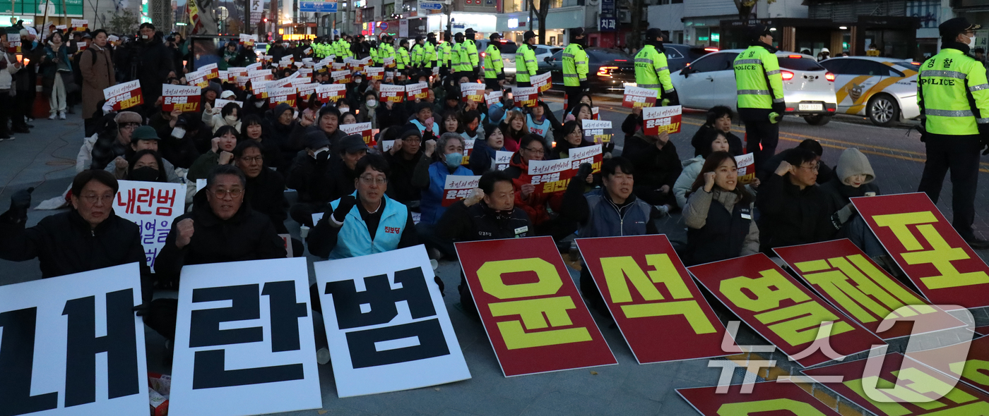 (전주=뉴스1) 유경석 기자 = 4일 전북자치도 전주시 전주객사 앞에서 열린 '윤석열 퇴진 비상 촛불집회'에서 참가자들이 윤석열 대통령 퇴진을 촉구하고 있다. 2024.12.4/뉴 …