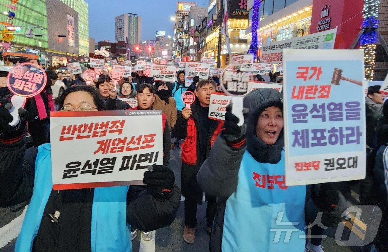 4일 오후 5시 충남 천안시 신부동 천안고속버스터미널 앞에서 열린 윤석열 정권 퇴진 결의대회에 참가한 시민들이 &#39;윤석열 파면&#39;을 외치고 있다. 2024.12.4. /뉴스1ⓒNews1 이시우 기자 ⓒ News1 이시우 기자