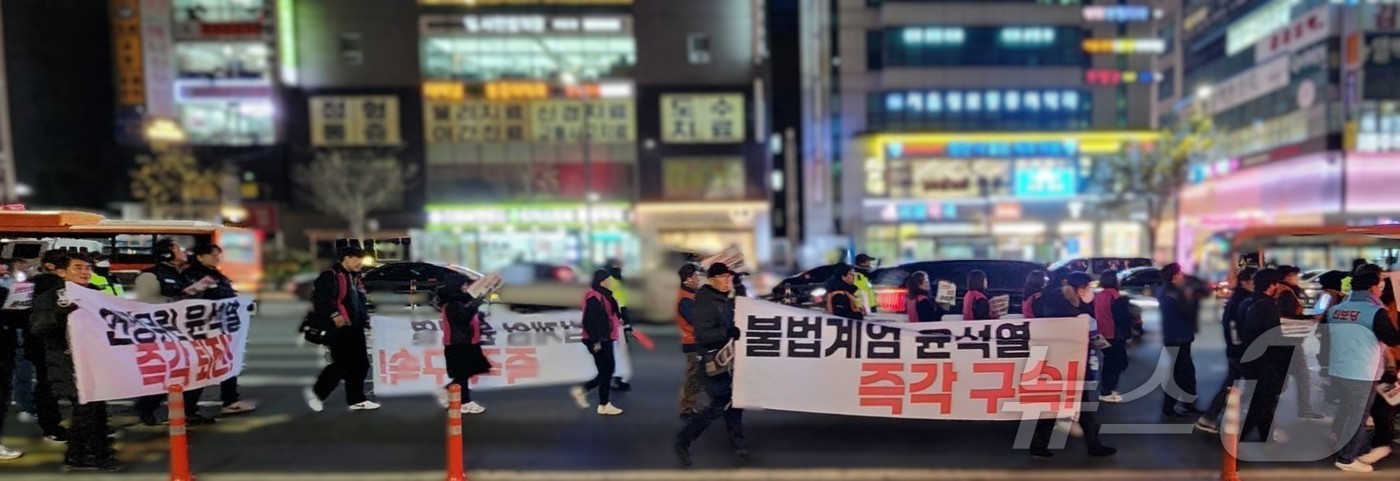 (천안=뉴스1) 이시우 기자 = 4일 오후 충남 천안시 신부동 천안고속버스터미널 앞에서 열린 윤석열 정권 퇴진 결의대회에 참가한 시민들이 '윤석열 파면'을 외치며 거리 행진을 하고 …