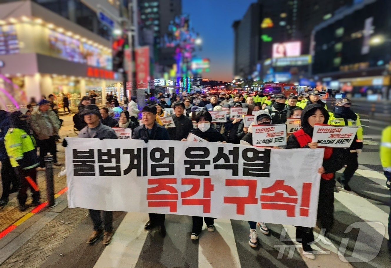 (천안=뉴스1) 이시우 기자 = 4일 오후 충남 천안시 신부동 천안고속버스터미널 앞에서 열린 윤석열 정권 퇴진 결의대회에 참가한 시민들이 '윤석열 파면'을 외치며 거리 행진을 하고 …