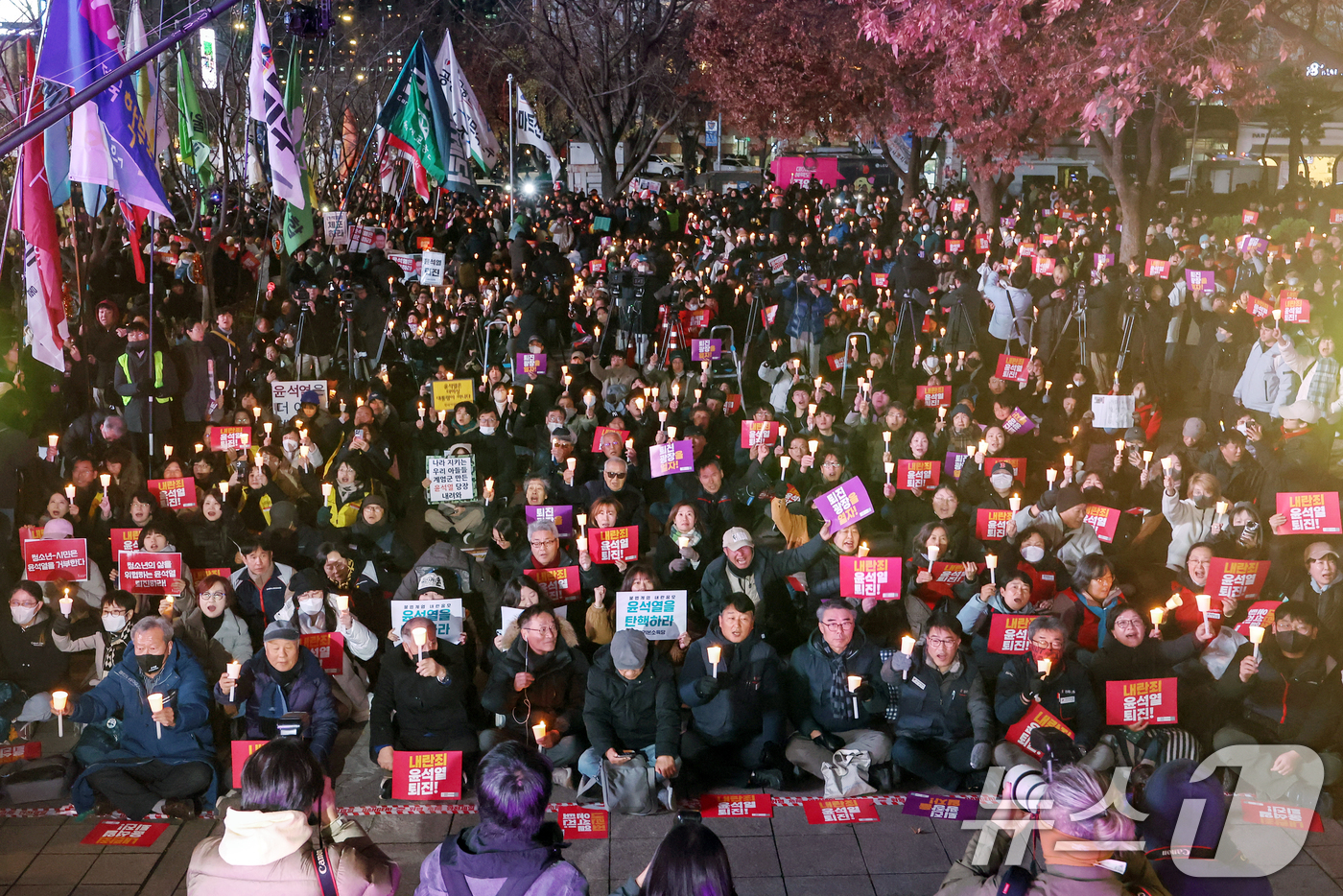 (서울=뉴스1) 민경석 기자 = 시민사회단체 관계자들이 4일 오후 서울 종로구 동화면세점 앞에서 윤석열 대통령의 퇴진을 촉구하는 촛불집회를 하고 있다. 2024.12.4/뉴스1