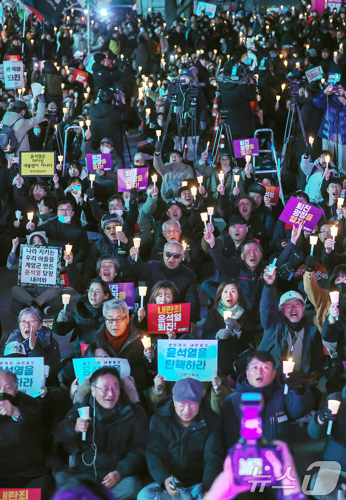 (서울=뉴스1) 민경석 기자 = 시민사회단체 관계자들이 4일 오후 서울 종로구 동화면세점 앞에서 윤석열 대통령의 퇴진을 촉구하는 촛불집회를 하고 있다. 2024.12.4/뉴스1