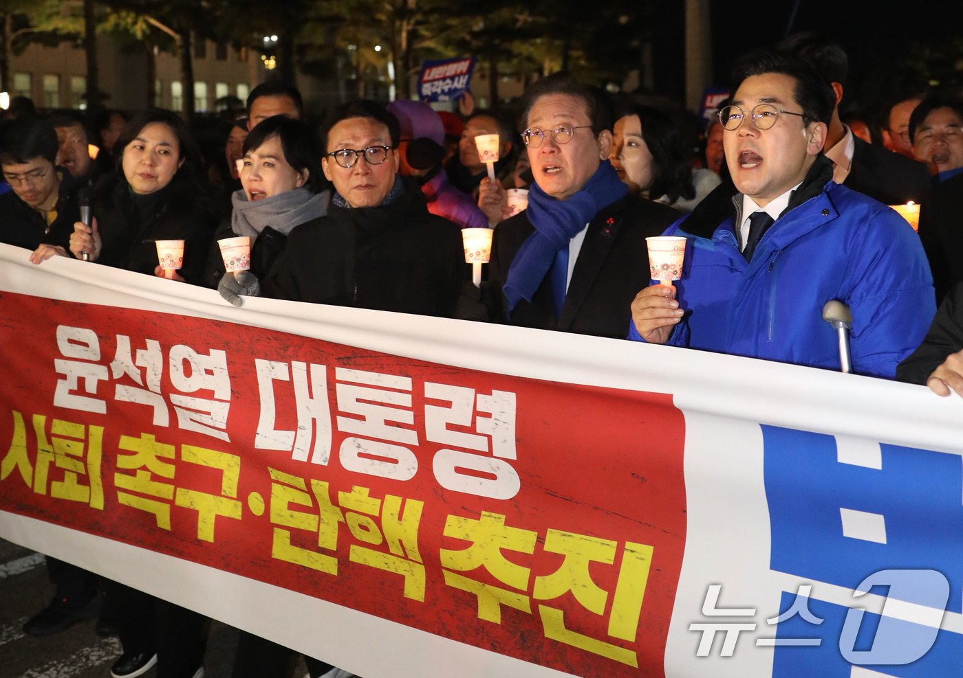 이재명 더불어민주당 대표와 박찬대 원내대표, 김민석 최고위원이 4일 오후 서울 여의도 국회 본청 앞 계단에서 열린 윤석열 대통령 사퇴촉구ㆍ탄핵 추진 범국민 촛불문화제에서 참가자들과 함께 국회 경내를 행진하고 있다. 2024.12.4/뉴스1 ⓒ News1 이광호 기자