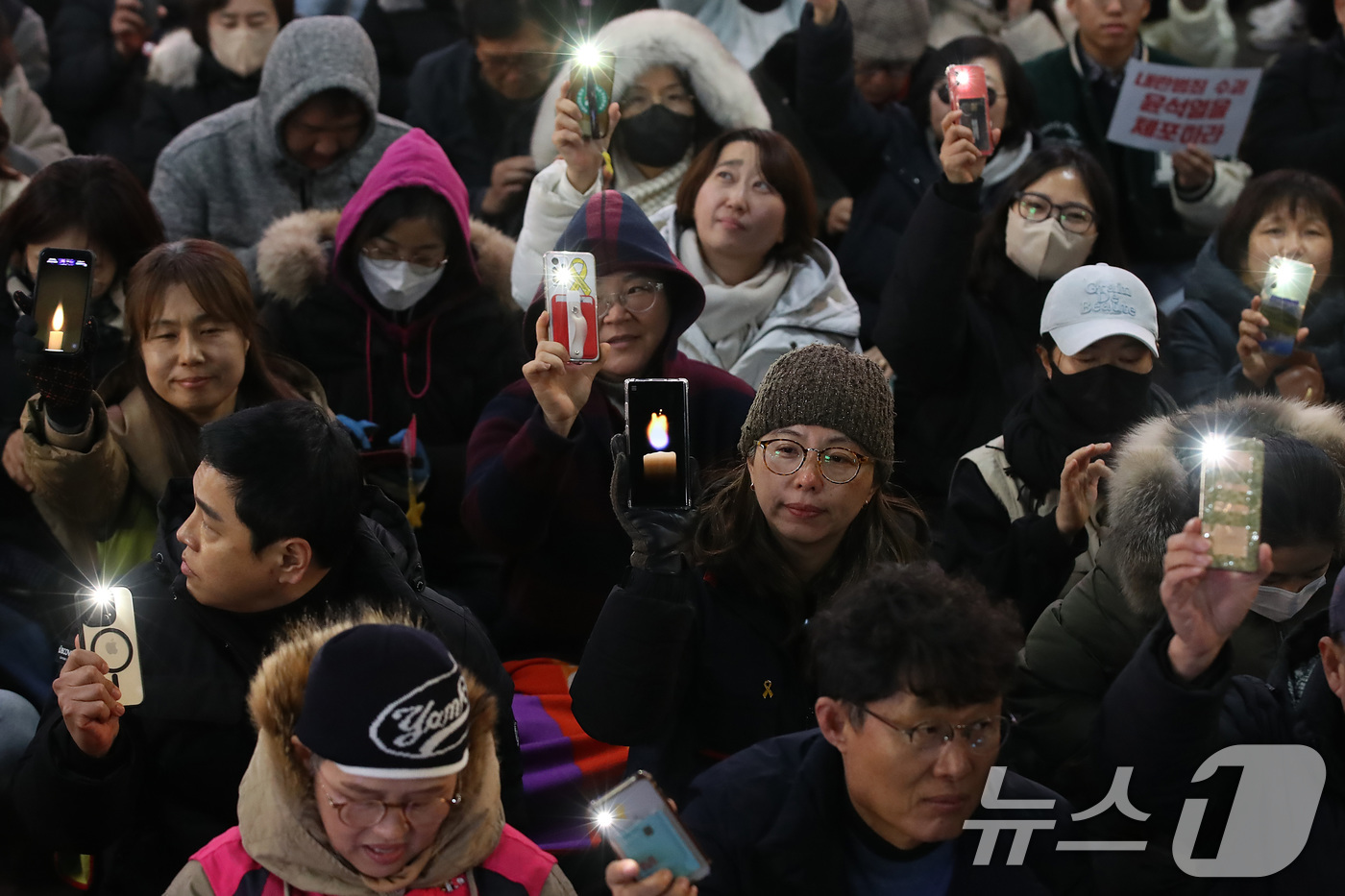 (대구=뉴스1) 공정식 기자 = 4일 오후 대구 중구 동성로에서 열린 '윤석열 퇴진 대구시민 시국대회'에 참여한 시민들이 윤석열 대통령 퇴진을 촉구하고 있다. 2024.12.4/뉴 …