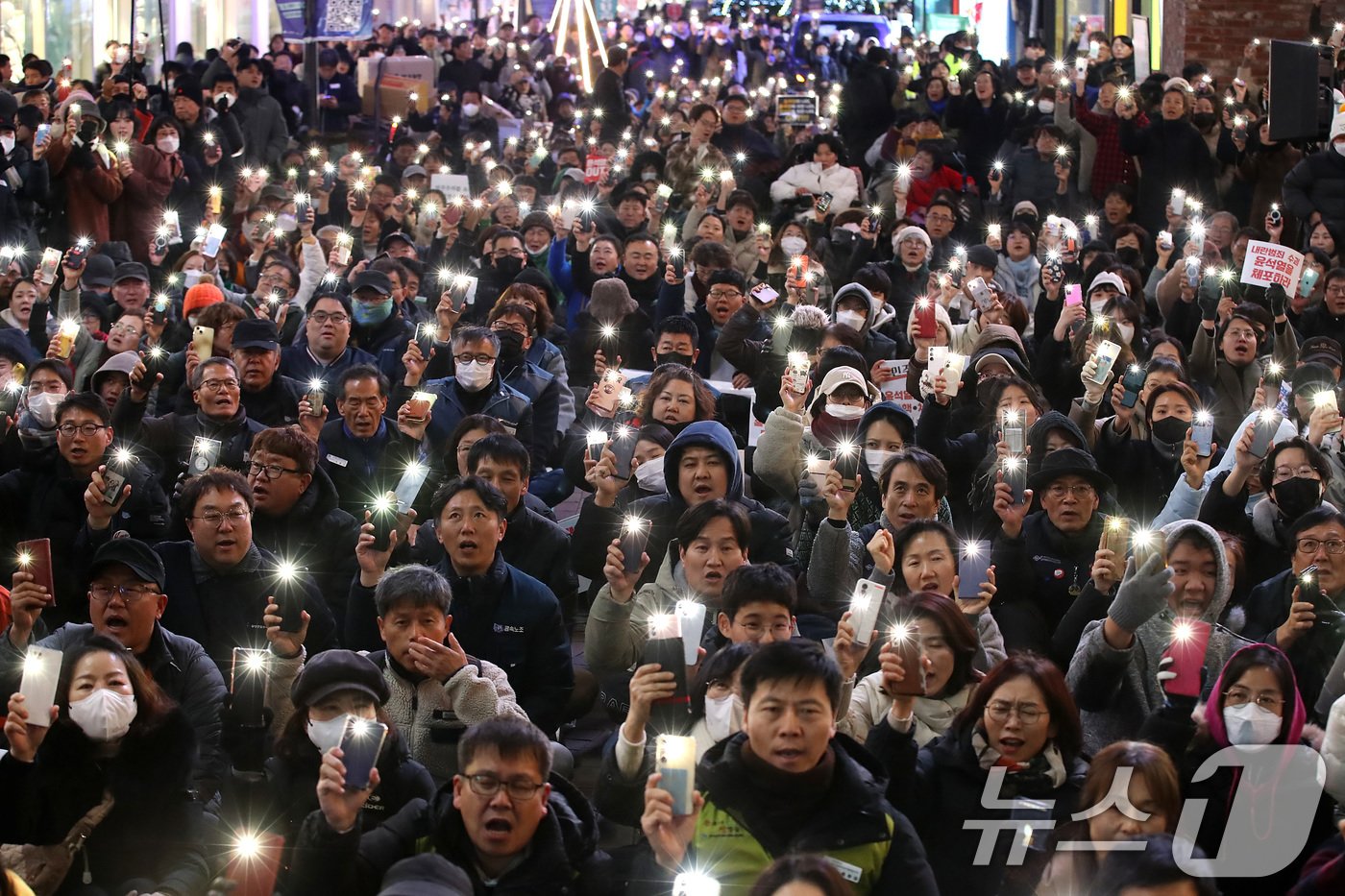 4일 오후 대구 중구 동성로에서 열린 &#39;윤석열 퇴진 대구시민 시국대회&#39;에 참여한 시민들이 윤석열 대통령 퇴진을 촉구하고 있다. 2024.12.4/뉴스1 ⓒ News1 공정식 기자