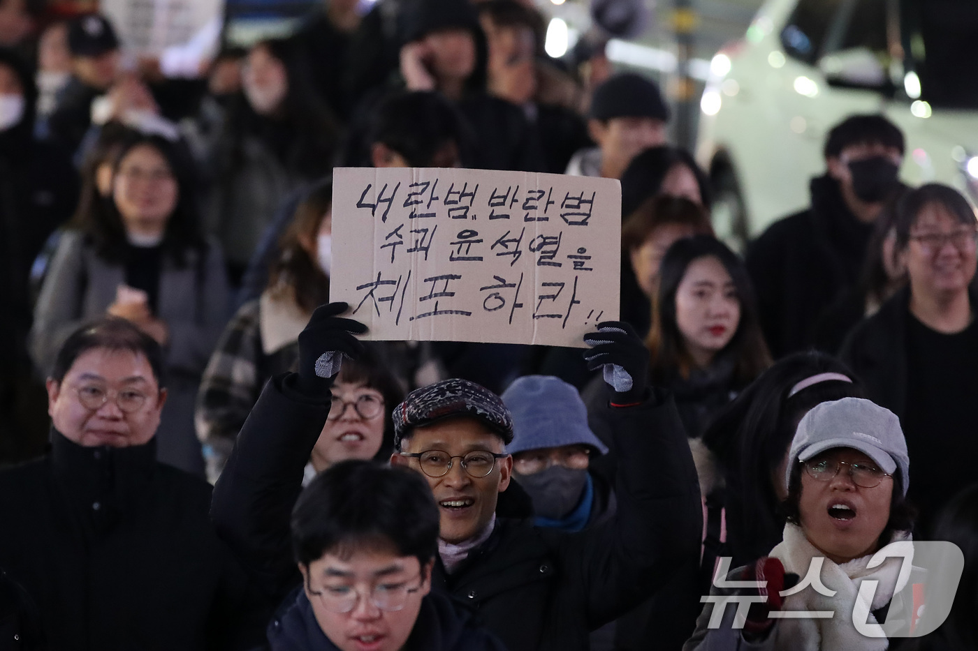 (대구=뉴스1) 공정식 기자 = 4일 오후 대구 중구 동성로에서 열린 '윤석열 퇴진 대구시민 시국대회'에 참여한 시민들이 윤석열 대통령 퇴진을 촉구하며 도심을 행진하고 있다. 20 …