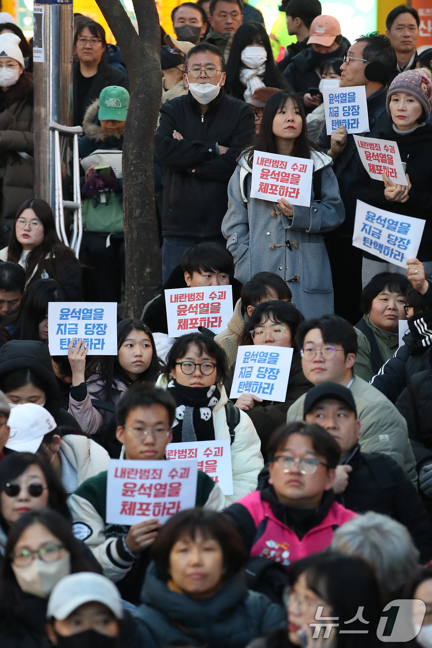 (대구=뉴스1) 공정식 기자 = 4일 오후 대구 중구 동성로에서 열린 '윤석열 퇴진 대구시민 시국대회'에 참여한 시민들이 윤석열 대통령 퇴진을 촉구하고 있다. 2024.12.4/뉴 …