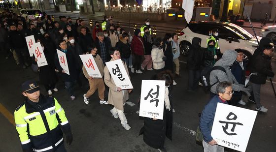 대구 도심에 울려 퍼지는 "퇴진 촉구"