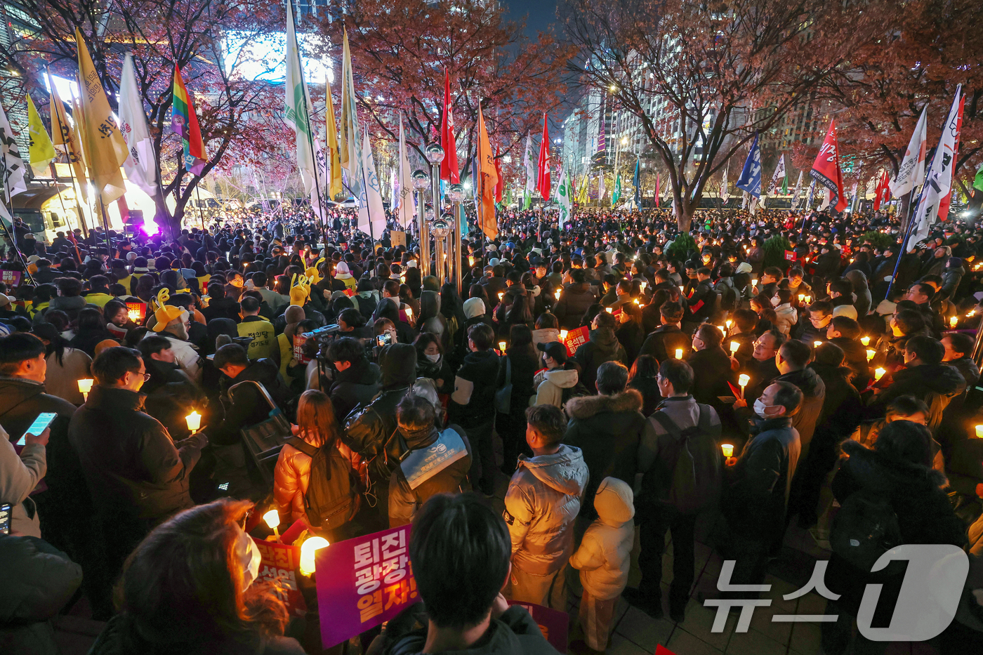 (서울=뉴스1) 민경석 기자 = 시민사회단체 관계자들이 4일 오후 서울 종로구 동화면세점 앞에서 윤석열 대통령의 퇴진을 촉구하는 촛불집회를 하고 있다. 2024.12.4/뉴스1