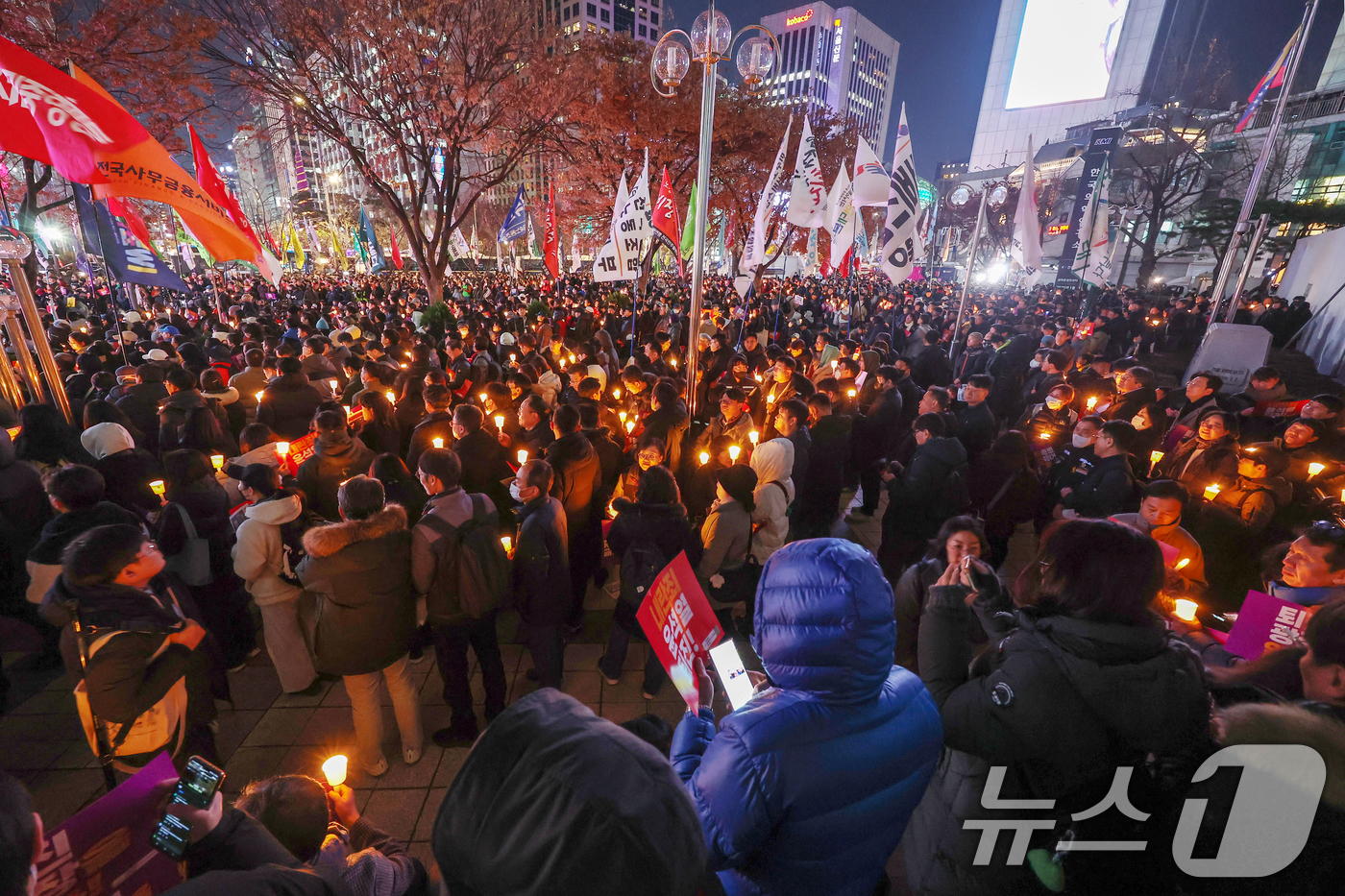 (서울=뉴스1) 민경석 기자 = 시민사회단체 관계자들이 4일 오후 서울 종로구 동화면세점 앞에서 윤석열 대통령의 퇴진을 촉구하는 촛불집회를 하고 있다. 2024.12.4/뉴스1