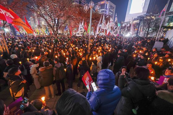 "왜 길 막아" 광화문 집회서 행인 때린 70대 여성 검거