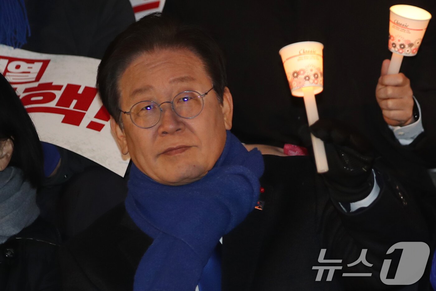 본문 이미지 - 이재명 더불어민주당 대표가 4일 오후 서울 여의도 국회 본청 앞 계단에서 열린 윤석열 대통령 사퇴촉구·탄핵 추진 범국민 촛불문화제에 참석해 촛불을 들고 있다. 2024.12.4/뉴스1 ⓒ News1 이광호 기자