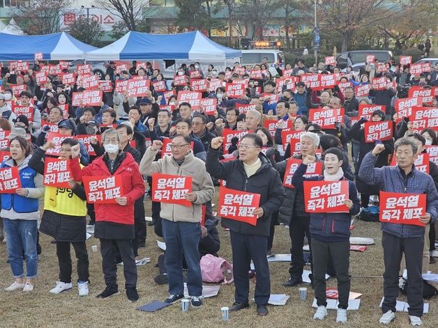 "윤석열 퇴진…내란죄 즉각 체포" 경남 곳곳서 퇴진 집회 열려(종합)