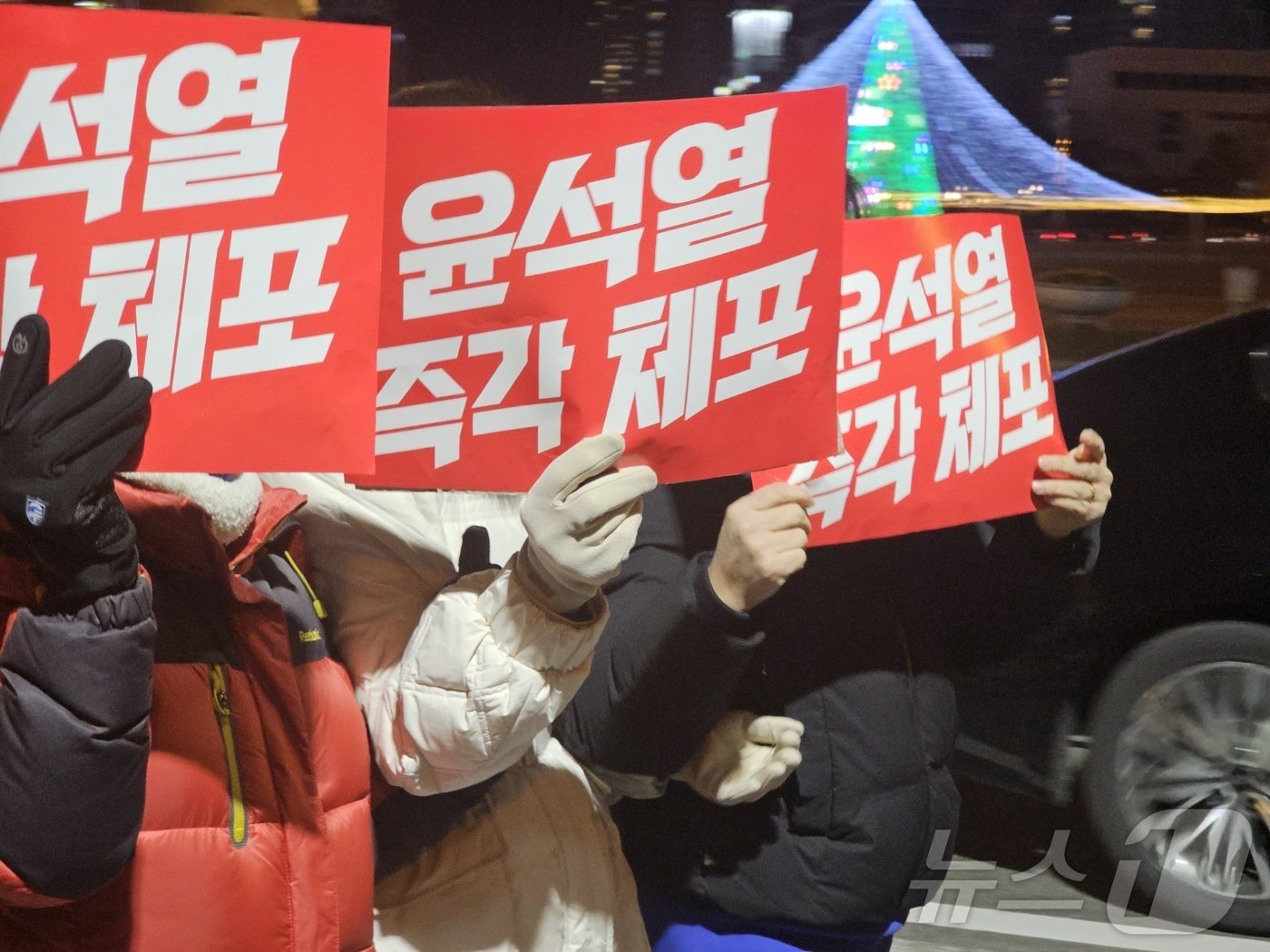 본문 이미지 - 4일 오후 창원광장에서 열린 윤석열 대통령 퇴진 집회에 참가한 시민들이 상남동 일대에서 대통령 체포를 촉구하며 행진하고 있다. 2024.12.4 ⓒ 뉴스1 박민석 기자