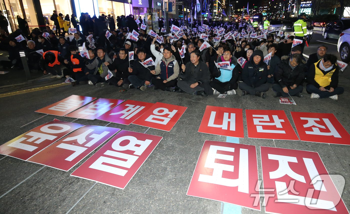 본문 이미지 - 윤석열퇴진대전운동본부와 시민단체를 비롯해 시민들이 4일 대전 서구 은하수네거리에서 윤석열 대통령 퇴진을 촉구하는 집회를 열고 있다. 2024.12.4/뉴스1 ⓒ News1 김기태 기자