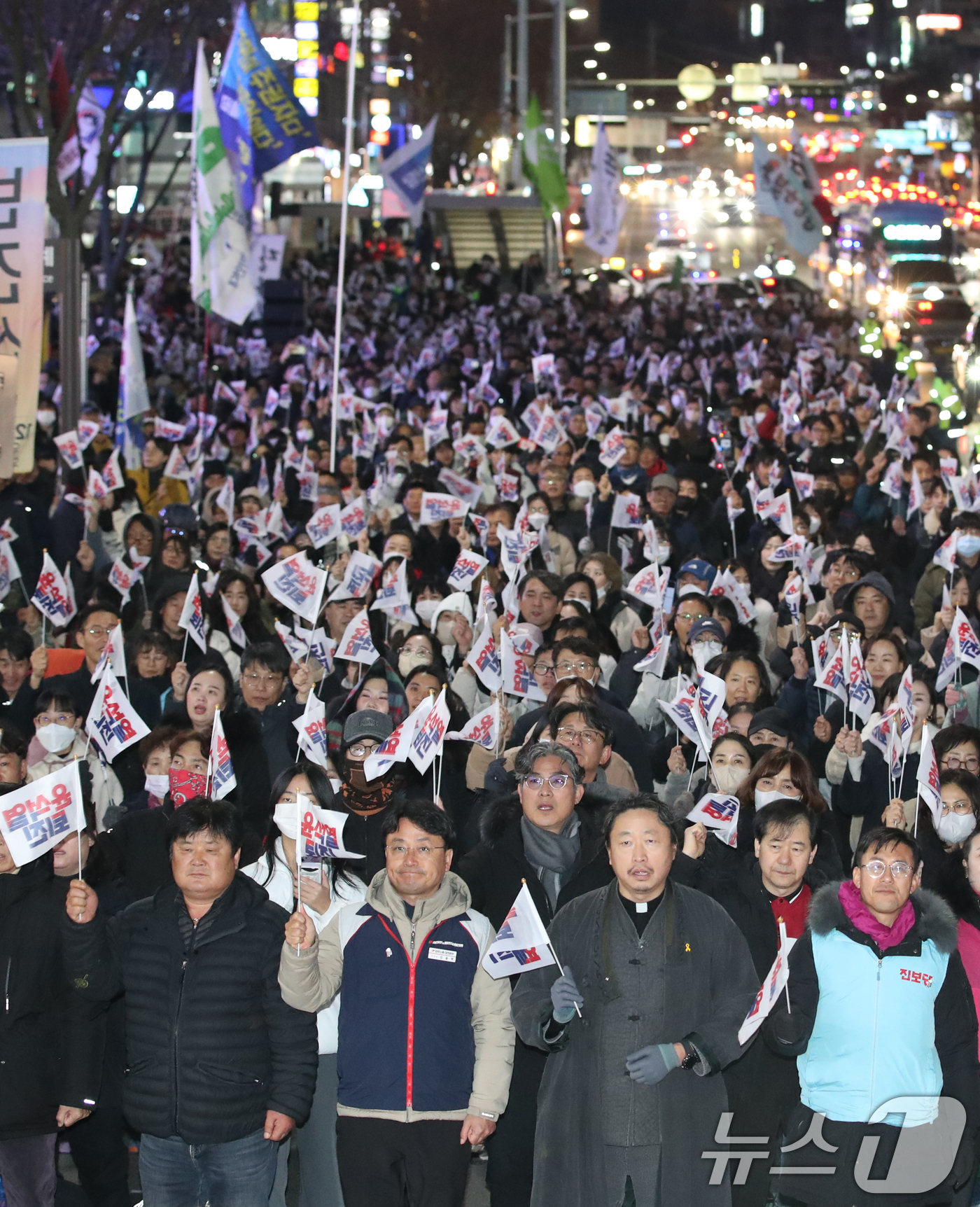 (대전=뉴스1) 김기태 기자 = 윤석열퇴진대전운동본부와 시민단체를 비롯해 시민들이 4일 대전 서구 은하수네거리에서 윤석열 대통령 퇴진을 촉구하는 집회를 열고 있다. 2024.12. …