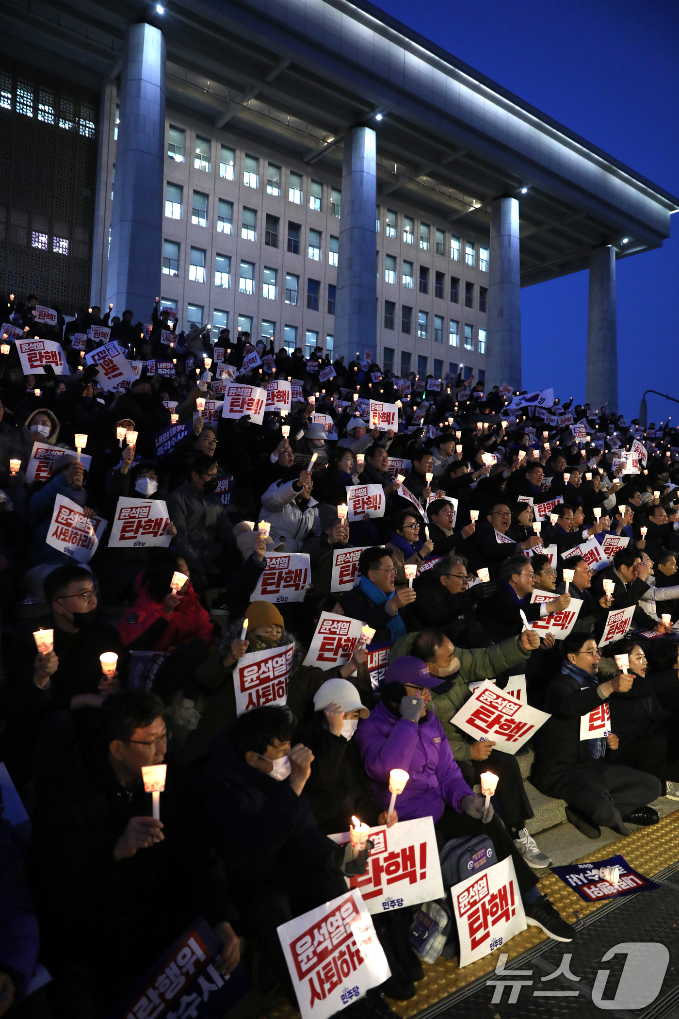 (서울=뉴스1) 이광호 기자 = 4일 오후 서울 여의도 국회 본청 앞 계단에서 윤석열 대통령 사퇴촉구·탄핵 추진 범국민 촛불문화제가 열리고 있다. 2024.12.4/뉴스1