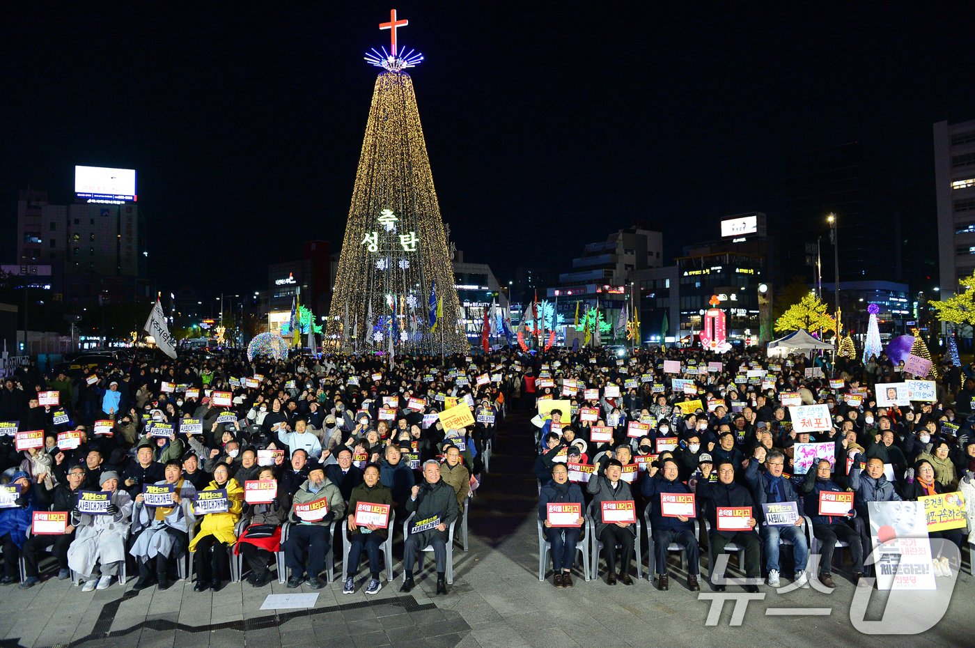 4일 오후 5·18민주화운동 역사 현장인 광주 동구 금남로 옛 전남도청 광장에서 열린 &#39;광주시민총궐기대회&#39;에서 시민들이 헌정 유린, 내란 수괴를 외치며 윤석열 체포·구속을 촉구하고 있다. 2024.12.4/뉴스1 ⓒ News1 이승현 기자