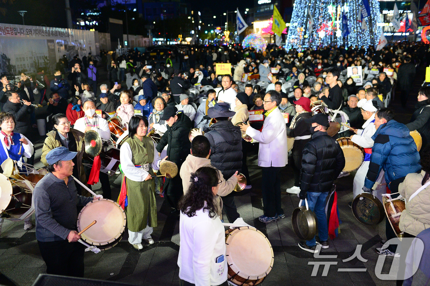 (광주=뉴스1) 이승현 기자 = 4일 오후 5·18민주화운동 역사 현장인 광주 동구 금남로 옛 전남도청 광장에서 헌정 유린, 내란 수괴 윤석열 체포·구속 촉구 '광주시민총궐기대회' …