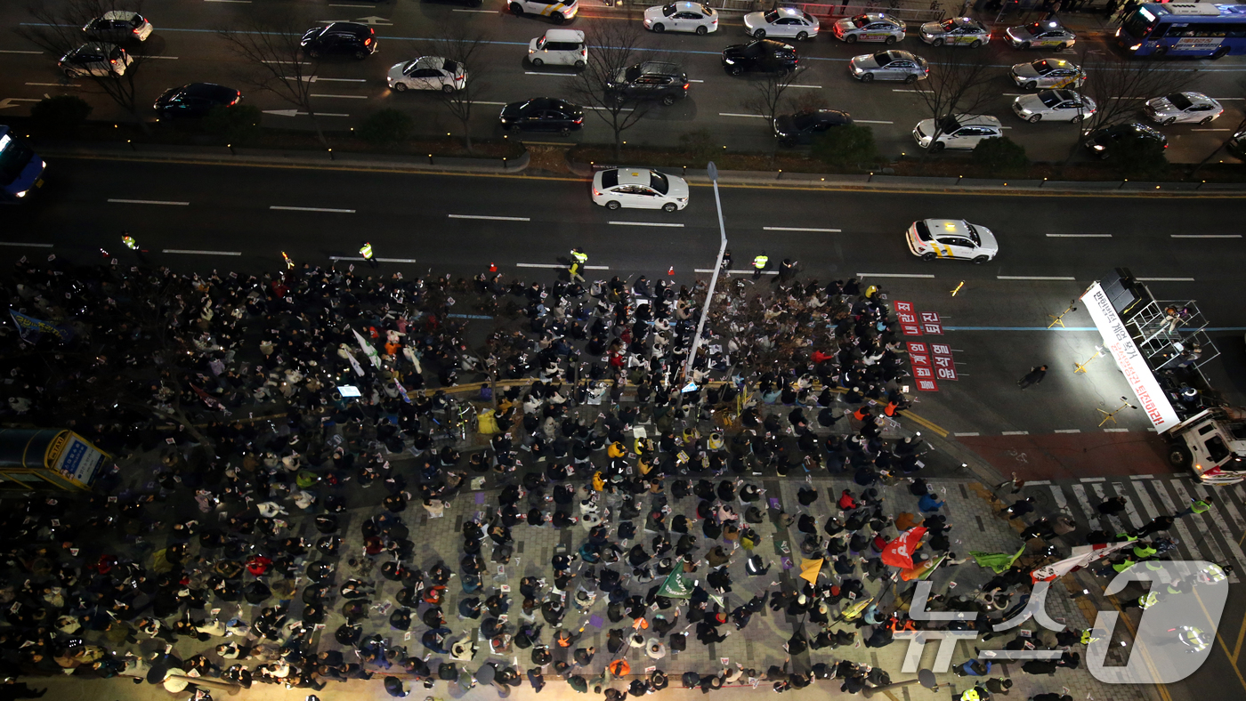 (대전=뉴스1) 김기태 기자 = 윤석열퇴진대전운동본부와 시민단체를 비롯해 시민들이 4일 대전 서구 은하수네거리에서 윤석열 대통령 퇴진을 촉구하는 집회를 열고 있다. 2024.12. …