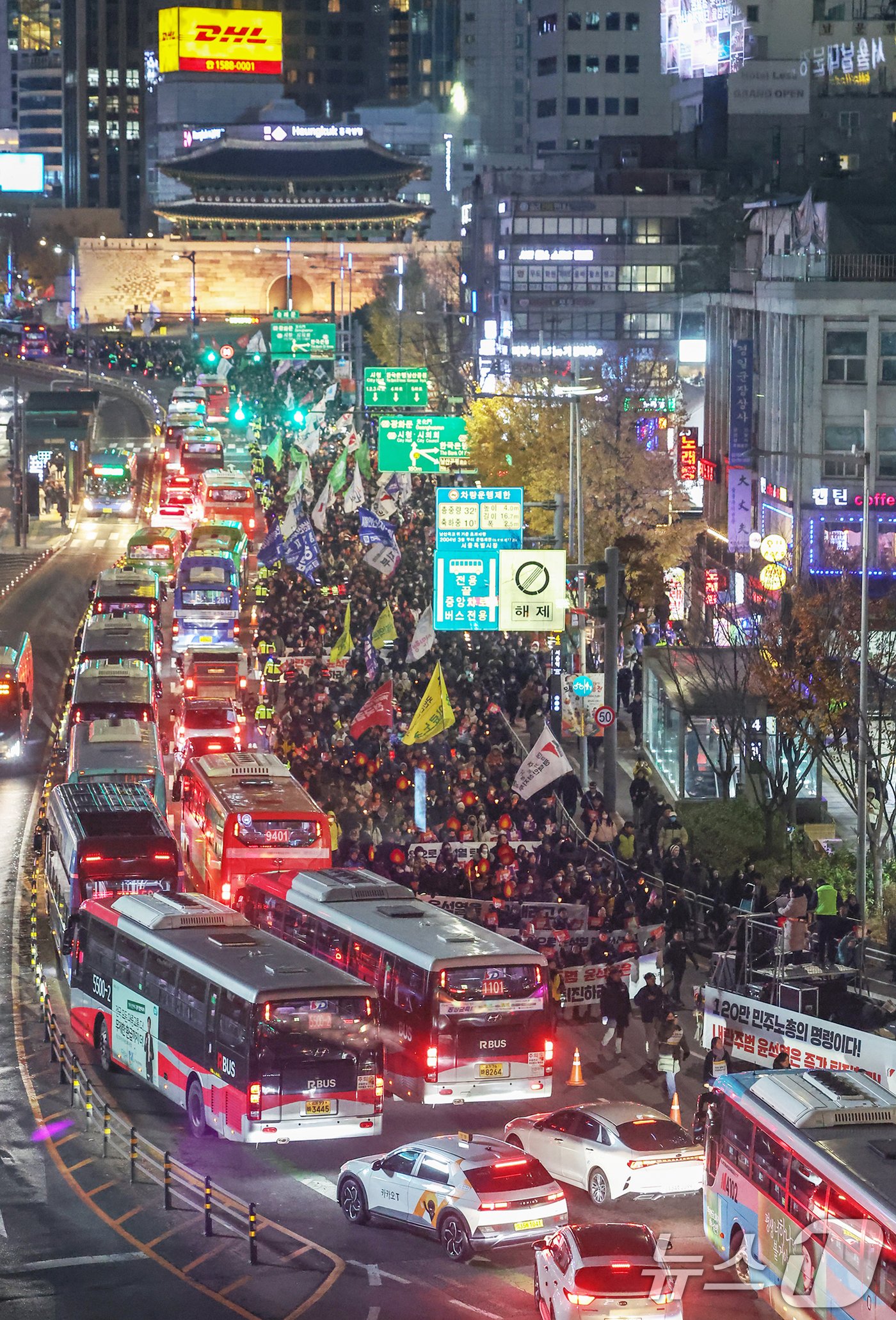 시민사회단체 관계자들이 4일 오후 서울 종로구 동화면세점 앞에서 윤석열 대통령의 퇴진을 촉구하는 촛불집회를 마친 뒤 대통령실을 향해 행진하고 있다. 2024.12.4/뉴스1 ⓒ News1 민경석 기자