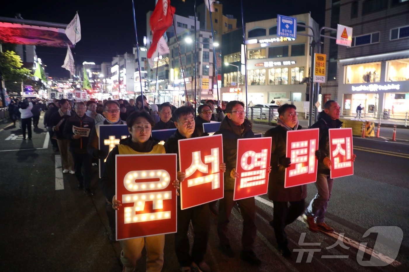 4일 저녁 제주시 이도1동 광양사거리부터 이도광장까지 윤석열 대통령의 퇴진을 요구하는 시민 행진이 이어지고 있다.2024.12.4/뉴스1 ⓒ News1 홍수영 기자