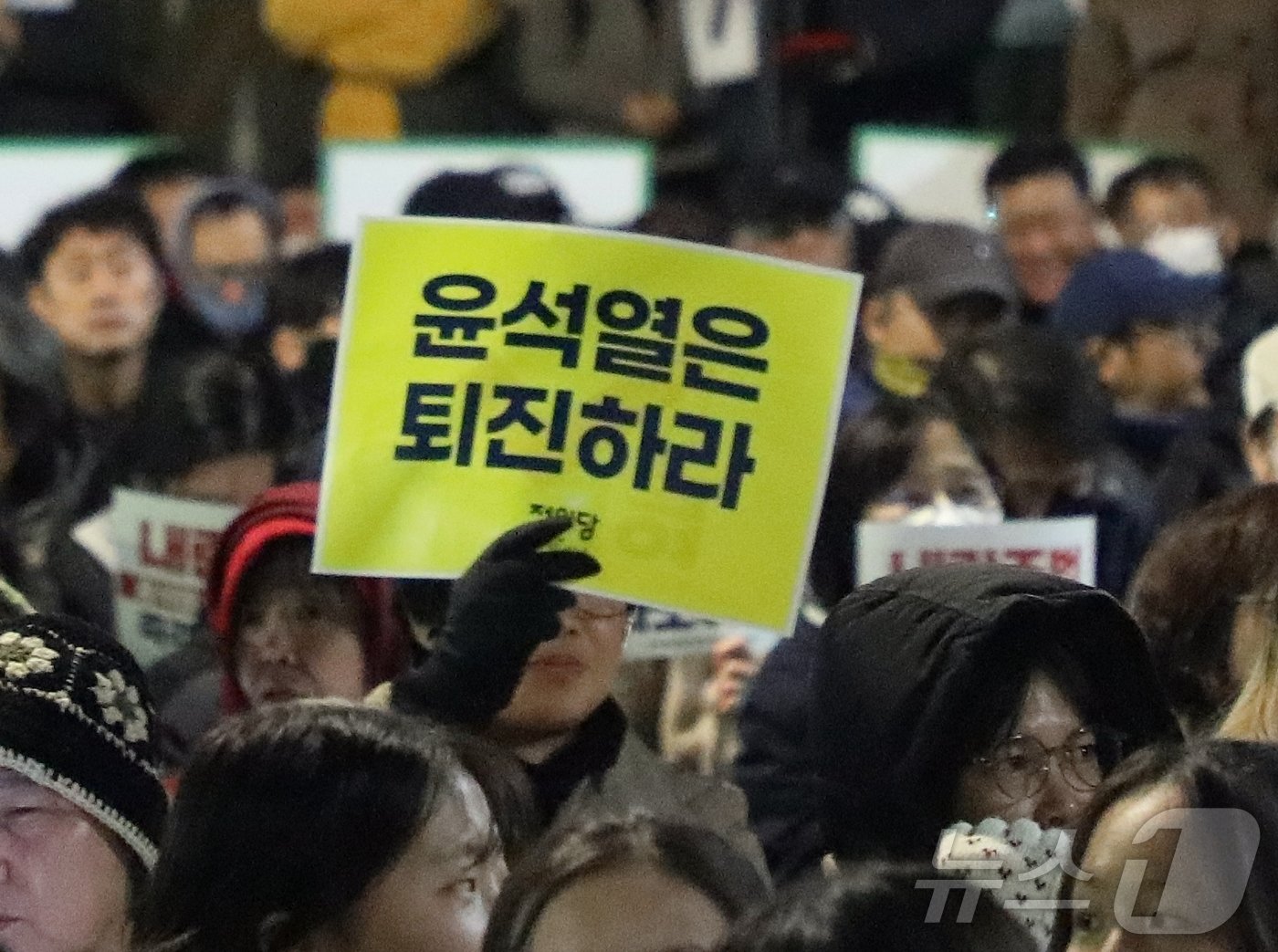 본문 이미지 - 4일 저녁 제주시 이도1동 제주시청 인근에서 21개 제주 시민단체 및 정당과 제주도민들이 집회를 열고 비상계엄을 선포했던 윤석열 대통령의 퇴진을 요구하고 있다.2024.12.4/뉴스1 ⓒ News1 홍수영 기자
