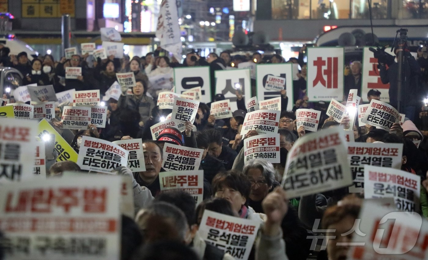 4일 저녁 제주시 이도1동 제주시청 인근에서 21개 제주 시민단체 및 정당과 제주도민들이 집회를 열고 비상계엄을 선포했던 윤석열 대통령의 퇴진을 요구하고 있다.2024.12.4/뉴스1 ⓒ News1 홍수영 기자