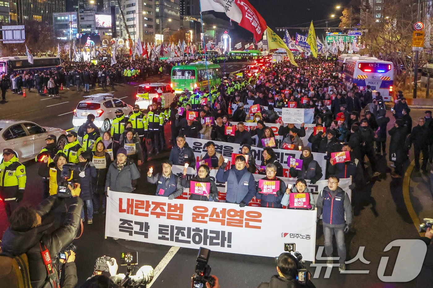 시민사회단체 관계자들이 4일 오후 서울 종로구 동화면세점 앞에서 윤석열 대통령의 퇴진을 촉구하는 촛불집회를 마친 뒤 대통령실을 향해 행진하고 있다. 2024.12.4/뉴스1 ⓒ News1 민경석 기자