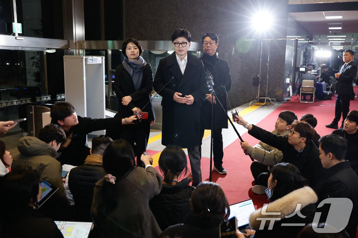 본문 이미지 - 한동훈 국민의힘 대표가 4일 저녁 서울 여의도 국회에서 본회의 대통령 탄핵안 보고 관련 논의를 위해 비공개 의원총회에 참석하기 전 취재진의 질문에 답하고 있다. 2024.12.4/뉴스1 ⓒ News1 안은나 기자
