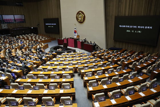 '비상계엄' 윤 대통령 탄핵안 본회의 보고…이르면 내일 표결