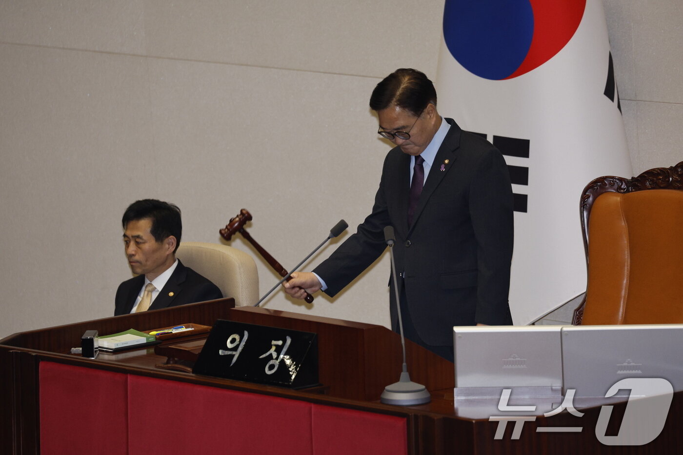 본문 이미지 - 우원식 국회의장이 5일 오전 서울 여의도 국회에서 열린 제418회국회(정기회) 제16차 본회의 개회를 선언하고 있다. 이날 본회의에는 윤석열 대통령과 김용현 국방부 장관에 대한 탄핵소추안이 보고된다. 2024.12.5/뉴스1 ⓒ News1 안은나 기자