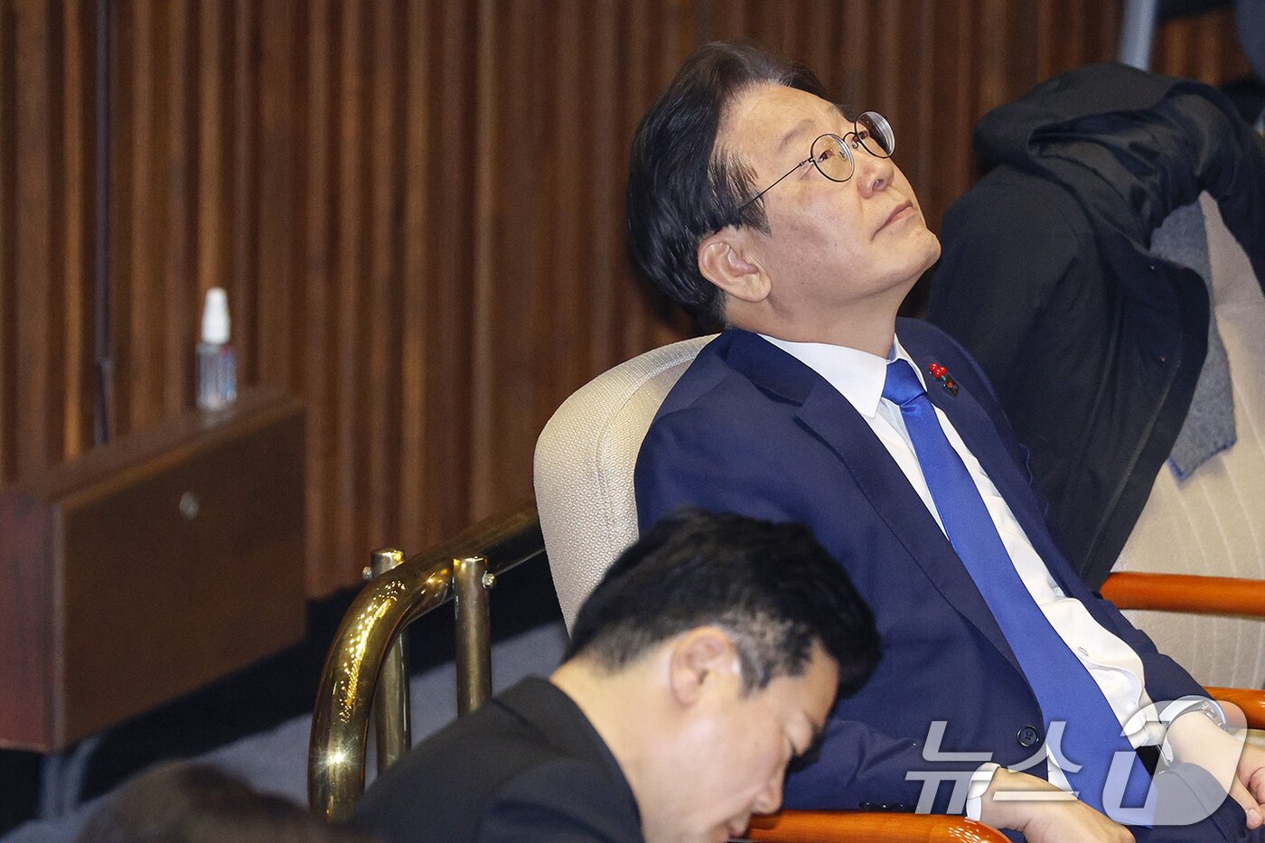 본문 이미지 - 이재명 더불어민주당 대표가 5일 새벽 서울 여의도 국회에서 열린 제418회국회(정기회) 제16차 본회의에 참석해 생각에 잠겨있다. 이날 본회의에는 윤석열 대통령과 김용현 국방부 장관에 대한 탄핵소추안이 보고된다. 2024.12.5/뉴스1 ⓒ News1 민경석 기자