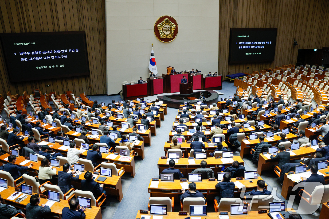 (서울=뉴스1) 안은나 기자 = 5일 오전 서울 여의도 국회에서 열린 제418회국회(정기회) 제16차 본회의에서 국민의힘 불참 속에 김승원 더불어민주당 법사위 간사가 법무부·검찰청 …