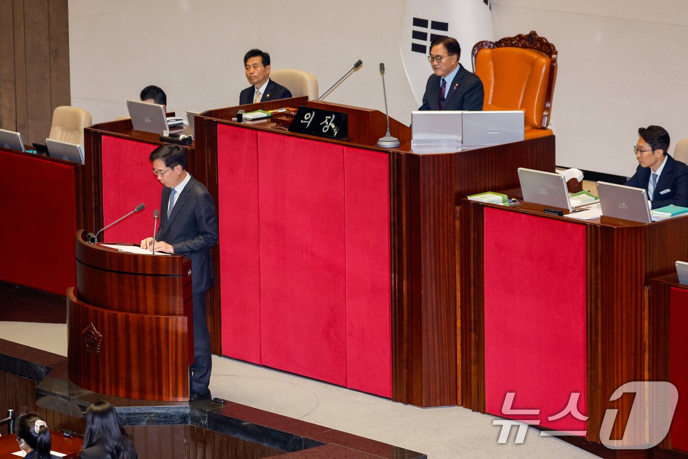 본문 이미지 - 5일 오전 서울 여의도 국회에서 열린 제418회국회(정기회) 제16차 본회의에서 국민의힘 불참 속에 정명호 의사국장이 윤석열 대통령과 김용현 국방부 장관에 대한 탄핵소추안을 보고하고 있다. 2024.12.5/뉴스1 ⓒ News1 안은나 기자