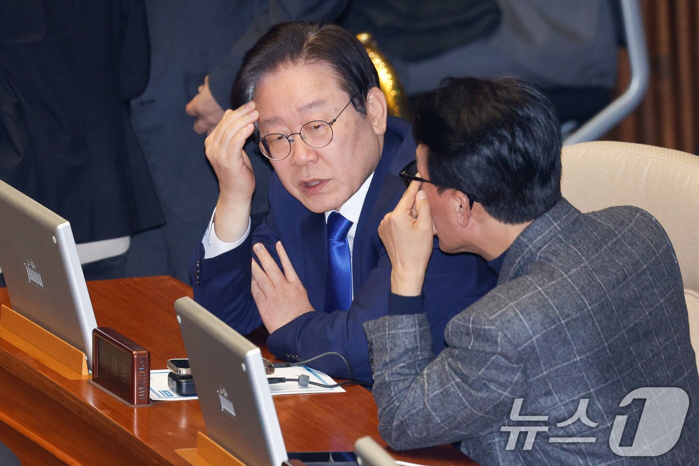 본문 이미지 - 이재명 더불어민주당 대표가 5일 오전 서울 여의도 국회에서 열린 제418회국회(정기회) 제16차 본회의에서김민석 최고위원과 대화하고 있다. 2024.12.5/뉴스1 ⓒ News1 안은나 기자