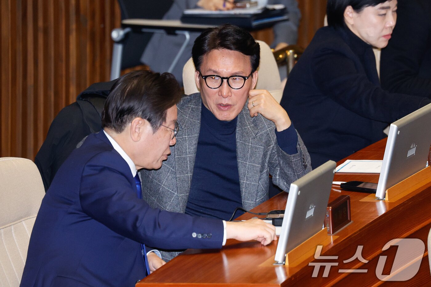 본문 이미지 - 이재명 더불어민주당 대표가 5일 오전 서울 여의도 국회에서 열린 제418회국회(정기회) 제16차 본회의에서김민석 최고위원과 대화하고 있다. 2024.12.5/뉴스1 ⓒ News1 안은나 기자