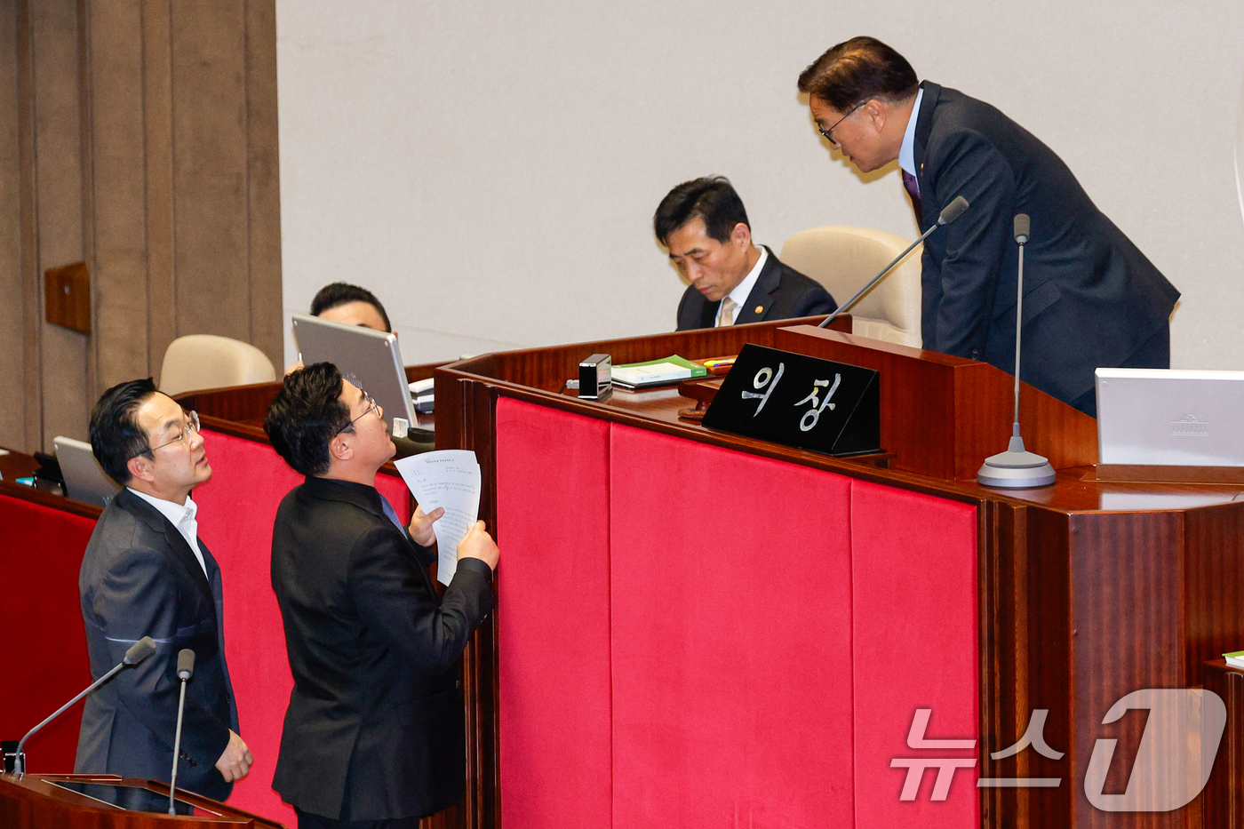 (서울=뉴스1) 안은나 기자 = 박찬대 더불어민주당 원내대표와 박성준 원내수석부대표가 5일 오전 서울 여의도 국회에서 열린 제418회국회(정기회) 제16차 본회의에서 국민의힘 불참 …