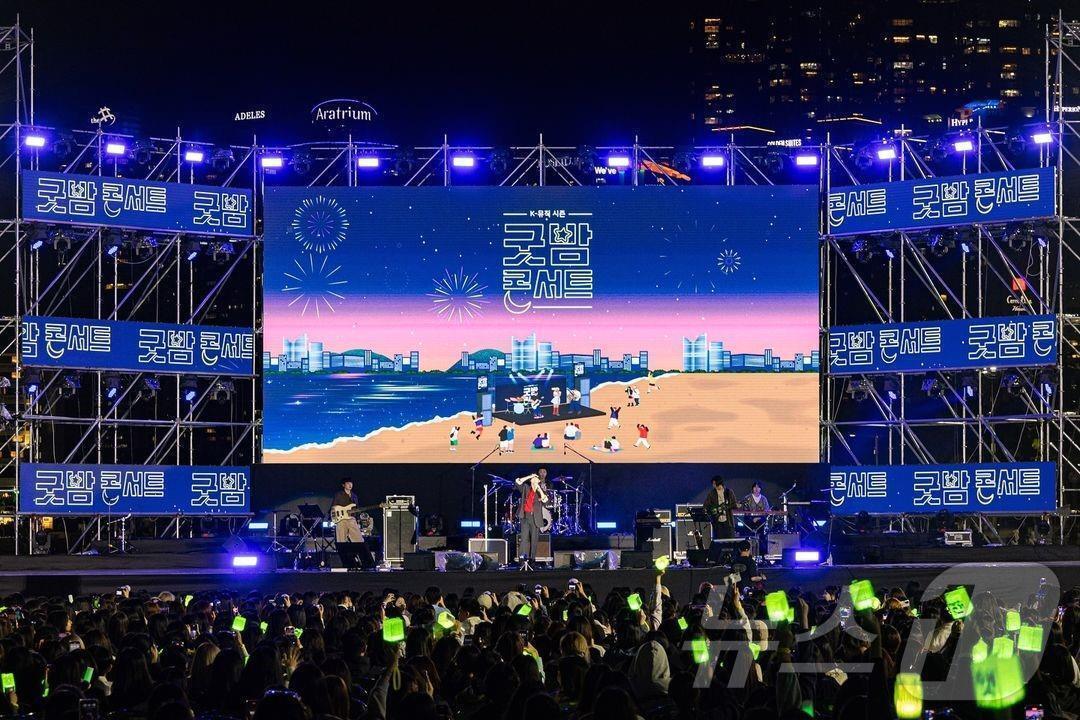 본문 이미지 - 페스티벌 시월 'K뮤직시즌 굿밤콘서트 ' 현장(부산시청 제공) 