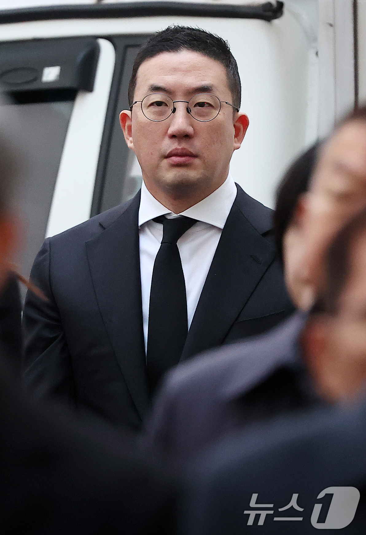 (서울=뉴스1) 김진환 기자 = 구광모 LG그룹 회장이 5일 오전 서울 종로구 서울대학교 병원 장례식장에서 엄수된 허창수 GS그룹 명예회장의 모친 구위숙 여사의 발인식에 참석해 고 …