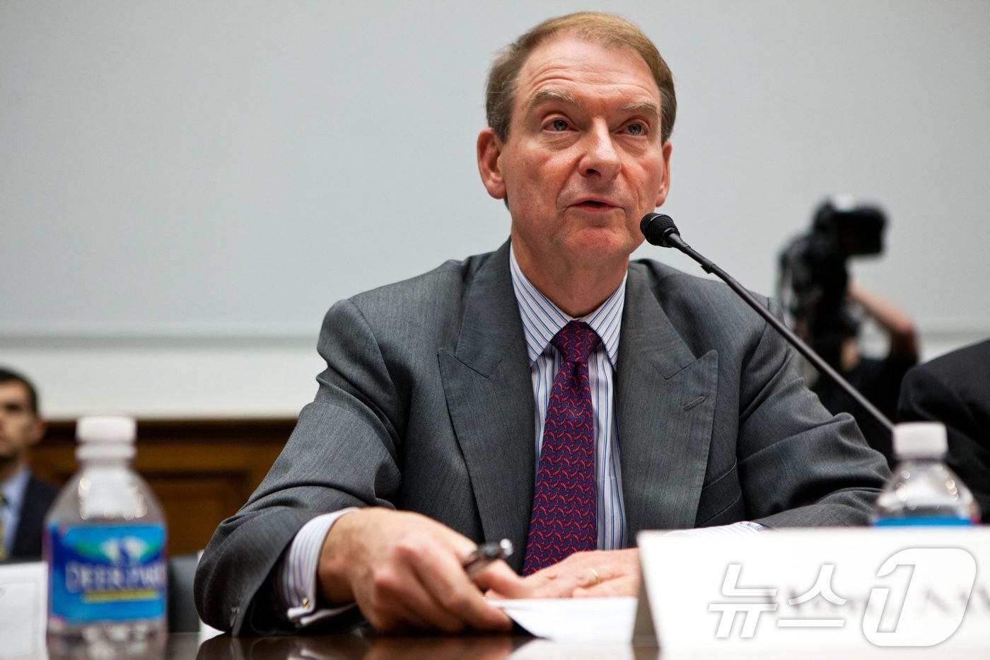 본문 이미지 - 폴 앳킨스 미국 증권거래위원회&#40;SEC&#41; 위원이 지난 2011년 9월 15일 워싱턴 의사당에서 열린 청문회에 참석해 증언을 하고 있다. 도널드 트럼프 대통령 당선인은 4일 &#40;현지시간&#41; SEC 위원장에 친 암호화폐 성향의 폴 앳킨스 전 SEC 위원을 지명했다. 2024.12.05 ⓒ AFP=뉴스1 ⓒ News1 우동명 기자