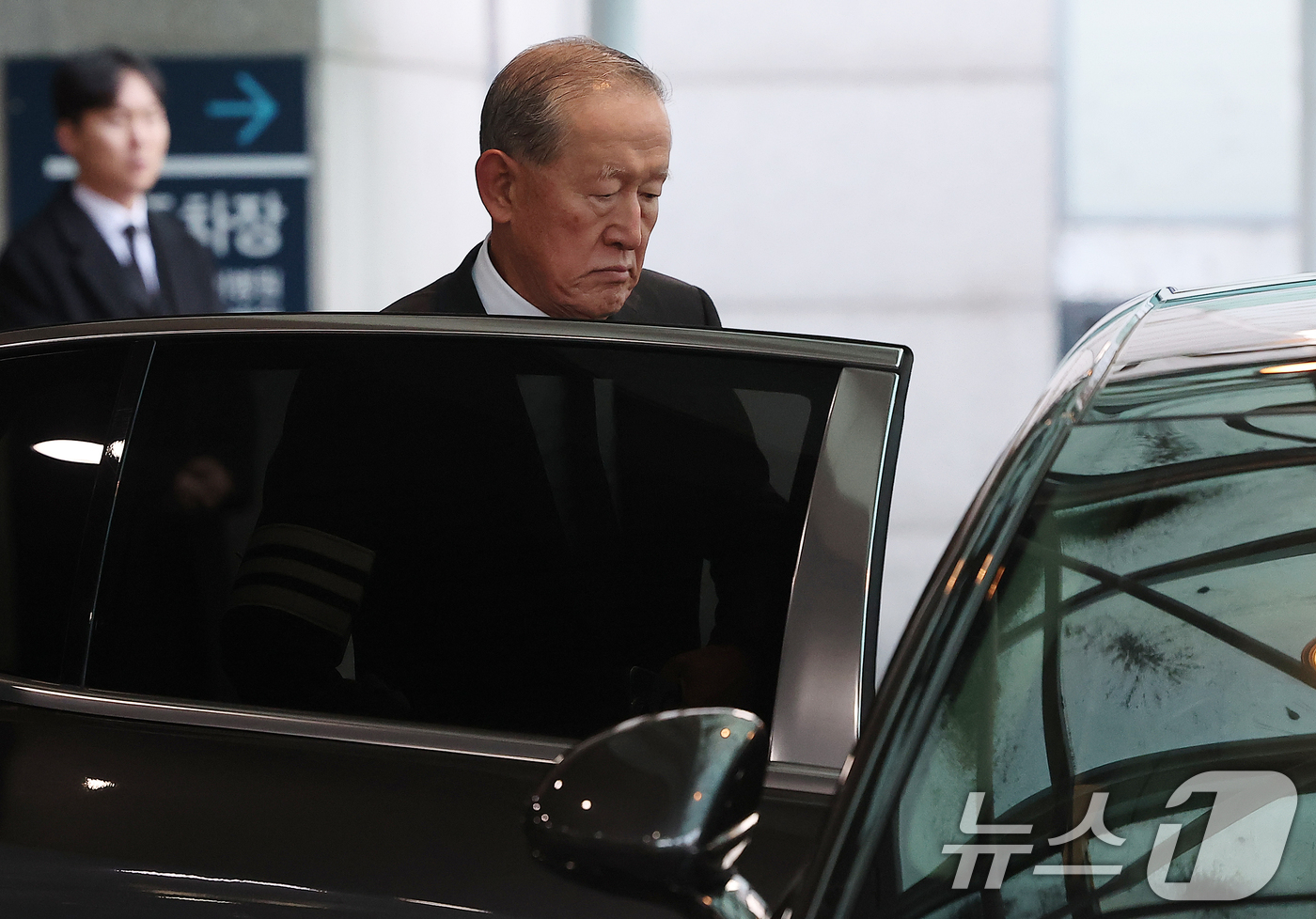 (서울=뉴스1) 김진환 기자 = 허창수 GS그룹 명예회장이 5일 오전 서울 종로구 서울대학교 병원 장례식장에서 엄수된 모친 구위숙 여사의 발인식을 마친 뒤 장지로 향하기 위해 차량 …