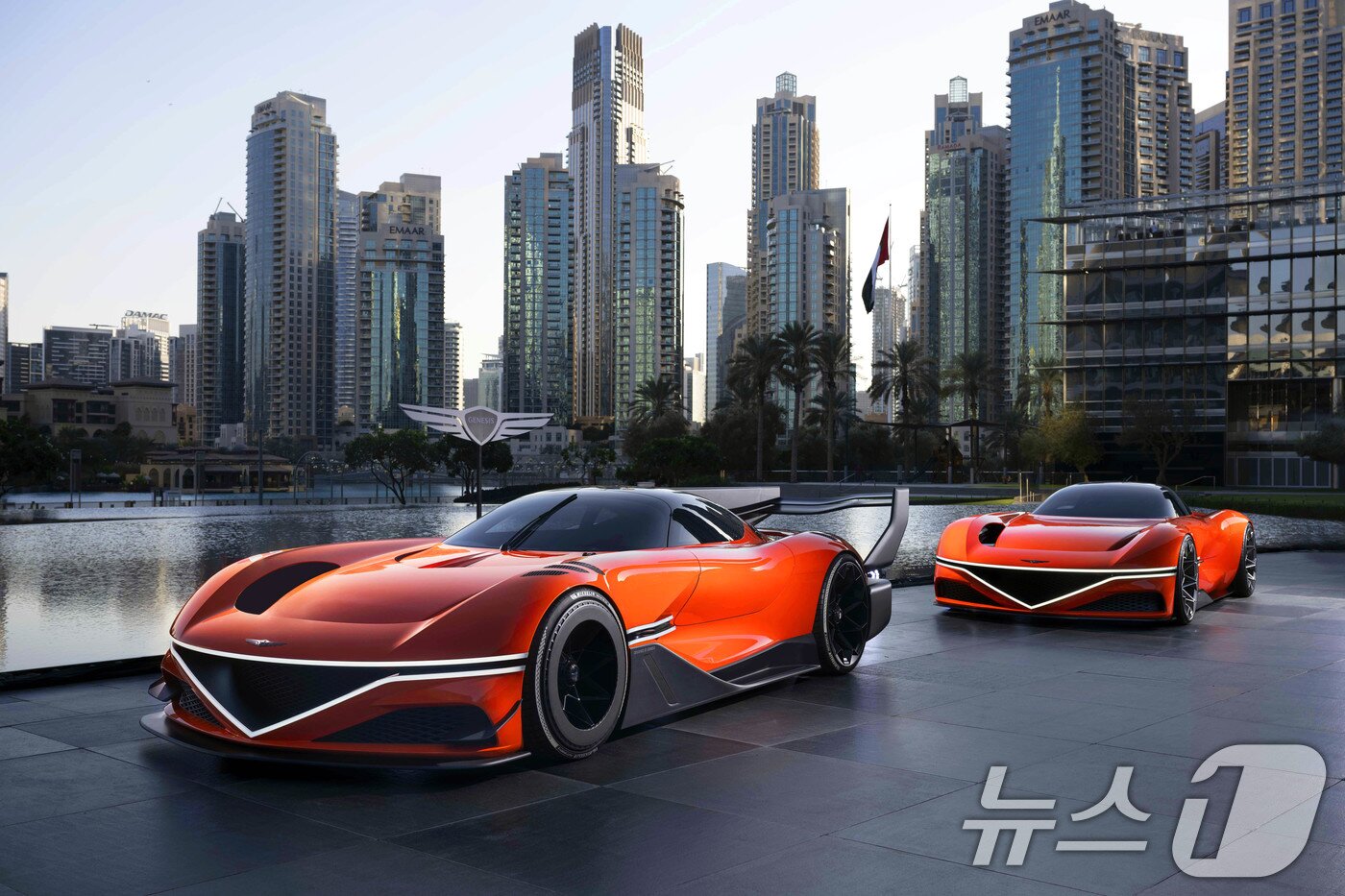 본문 이미지 - 제네시스는 고성능 프로그램 &#39;제네시스 마그마&#39;를 기반으로 모터스포츠에 공식 진출한다고 5일 밝혔다. 4일&#40;현지시간&#41; 아랍에미리트&#40;UAE&#41; 두바이 아르마니 호텔에서 욜란 ‘제네시스 모터스포츠 프리미어’에 제네시스 엑스 그란 레이서 콘셉트&#40;왼쪽부터&#41;, 제네시스 엑스 그란 베를리네타 콘셉트가 전시돼 있다. &#40;제네시스 제공&#41; 2024.12.5/뉴스1