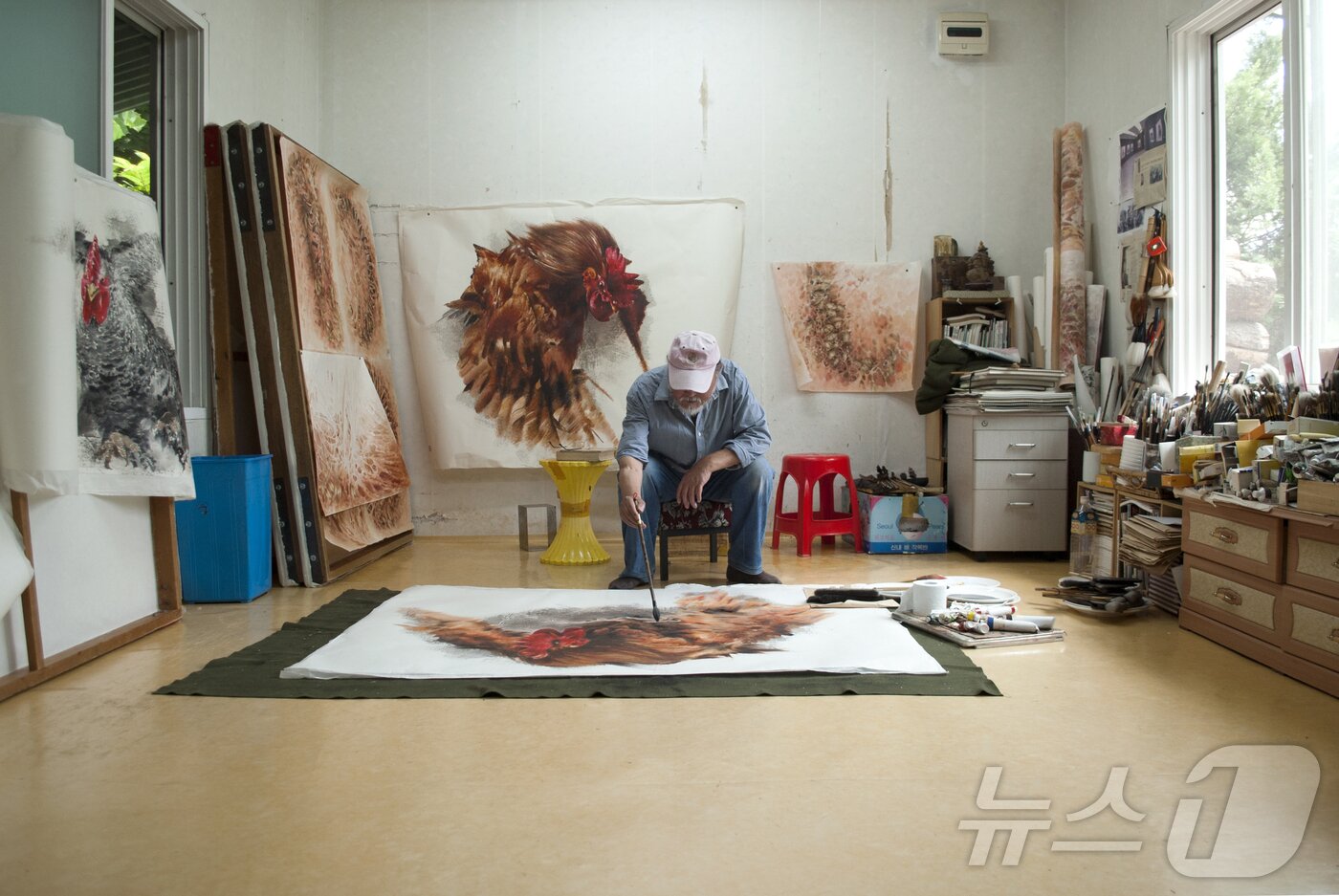 본문 이미지 -  강원 춘천 오향리 작업실에서 작업 중인 이상원 화백.(이상원미술관 제공)