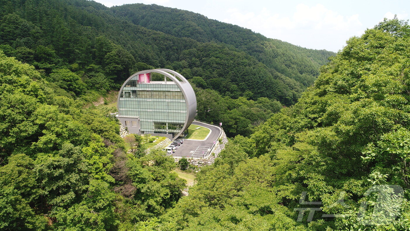본문 이미지 - 강원 춘천시 신북읍 유포리에 위치한 이상원 미술관 전경.(이상원 미술관 제공) 